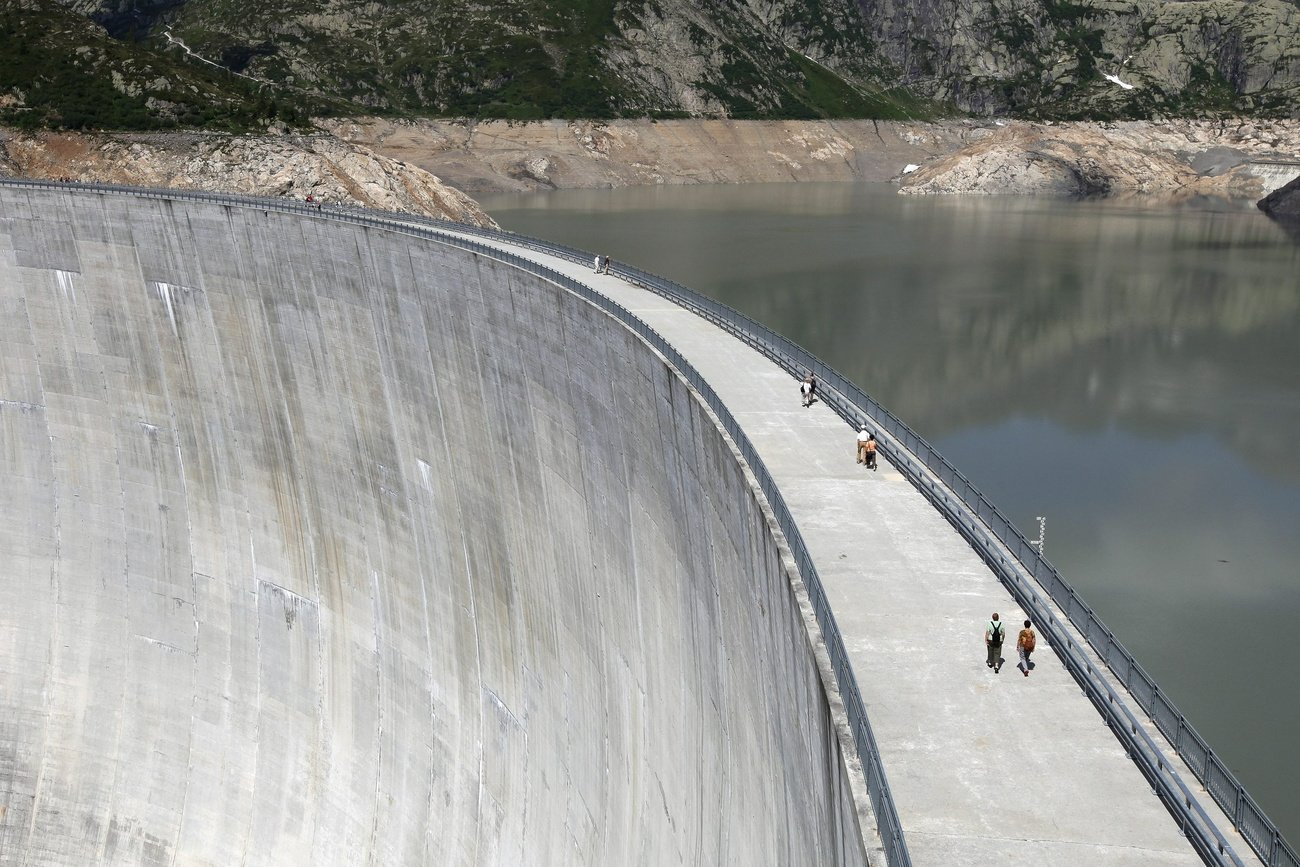 Leicht rückläufiger Stromverbrauch in der Schweiz: Staumauer Emosson im Wallis. Bild: Keystone