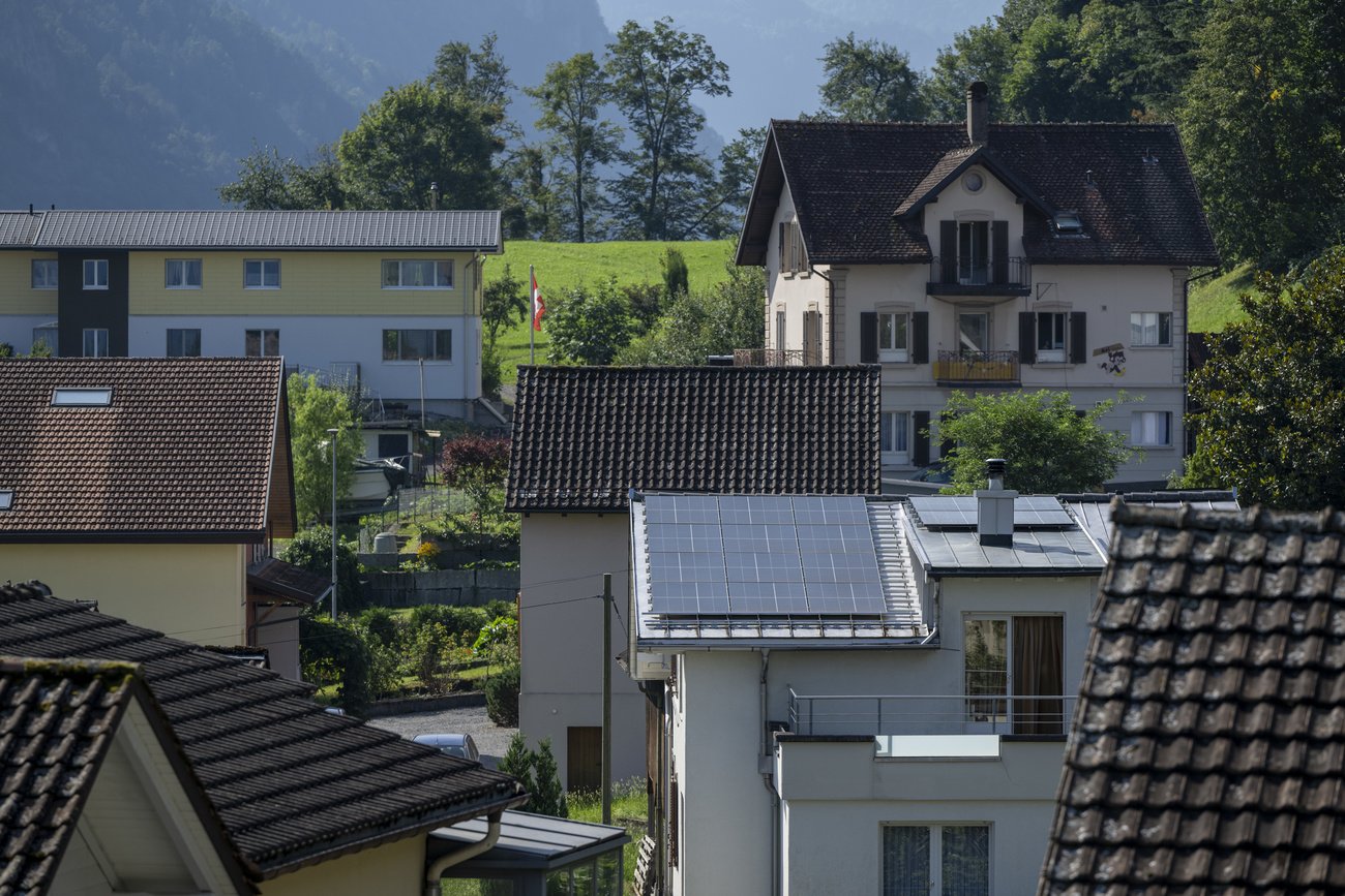 Obwohl die Einkommen in der Schweiz ständig steigen, bleibt das Eigenheim für Viele ein uner-füllbarer Traum. Bild: Keystone