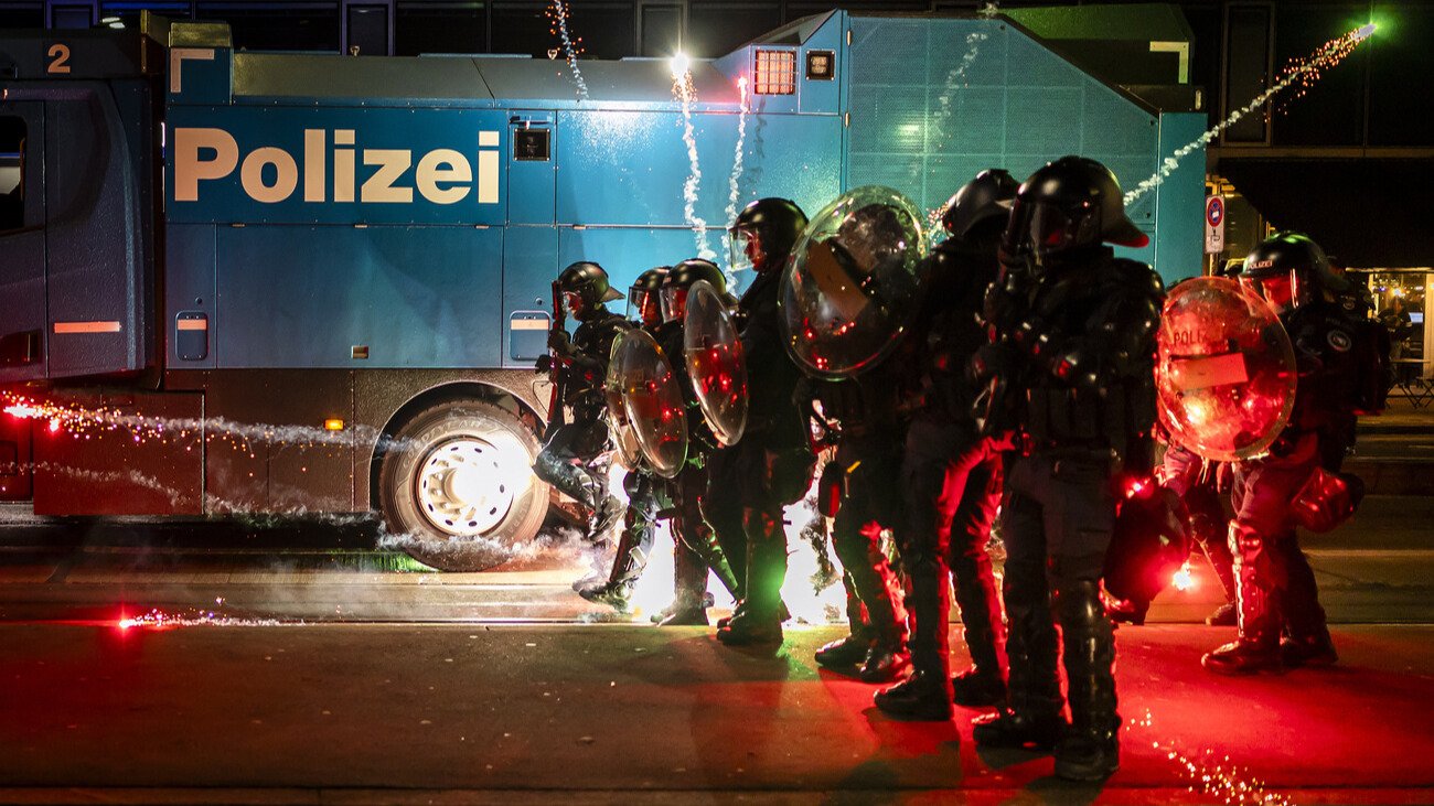 Immer mehr Demonstrationen eskalieren, so auch die Anti-WEF-Proteste in Zürich. Bild: Keystone