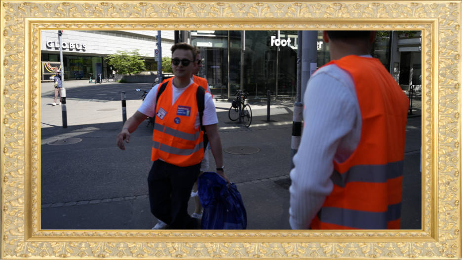 Elias Pernet putzt mit anderen Jungfreisinnigen am 1. Mai den linken Demonstranten hinterher. Bild: zVg