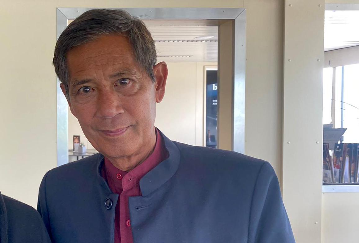 Sucharit Bhakdi am Flughafen St.Gallen-Altenrhein. (Bild: Madleina Manetsch)