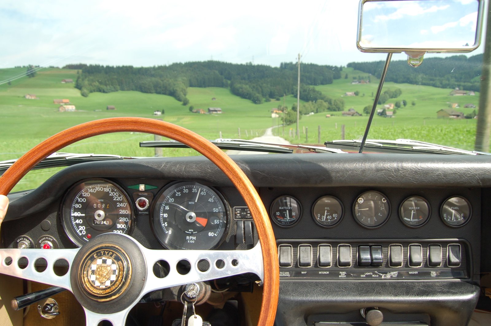 Jaguar-typisch die imposante Uhrensammlung, hier im E-Type
