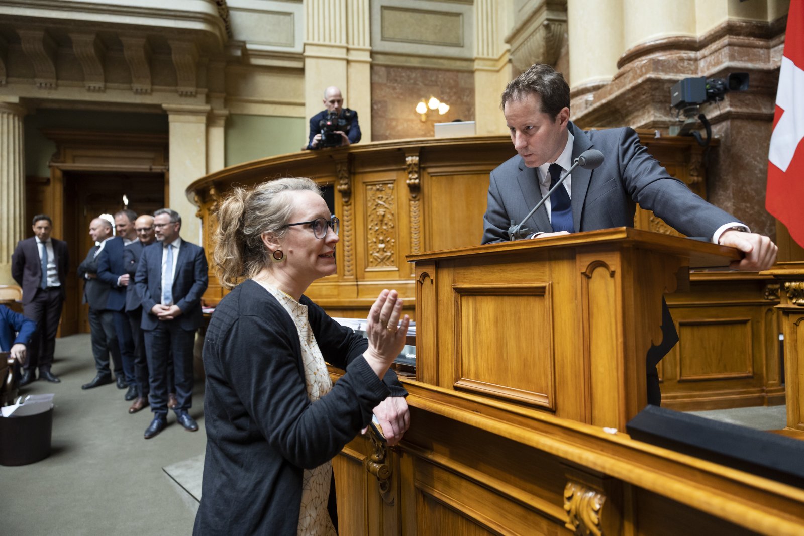 Will nicht mit Aeschi in die «Arena»: Die Grüne Aline Trede im Gespräch mit Thomas Aeschi. Bild: Keystone-SDA