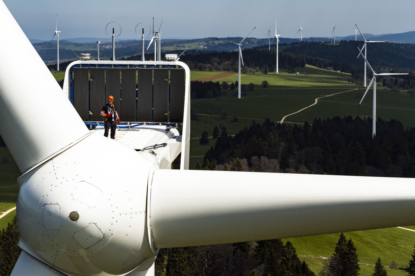 Die Landschaft komme immer mehr unter die Räder, sagen Umweltschützer: Windräder auf dem Mont-Soleil im Jura. Bild: Keystone