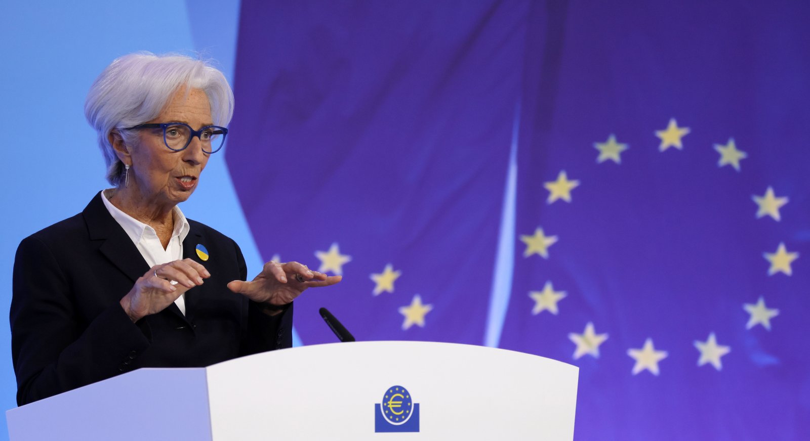 Christine Lagarde, Präsidentin der Europäischen Zentralbank, an der Pressekonferenz nach dem geldpolitischen Entscheid vom 10. März. Lagarde trägt die Verantwortung für die Preisstabilität in der Eurozone und muss zugleich den Währungsraum zusammenhalten. Bild: Keystone