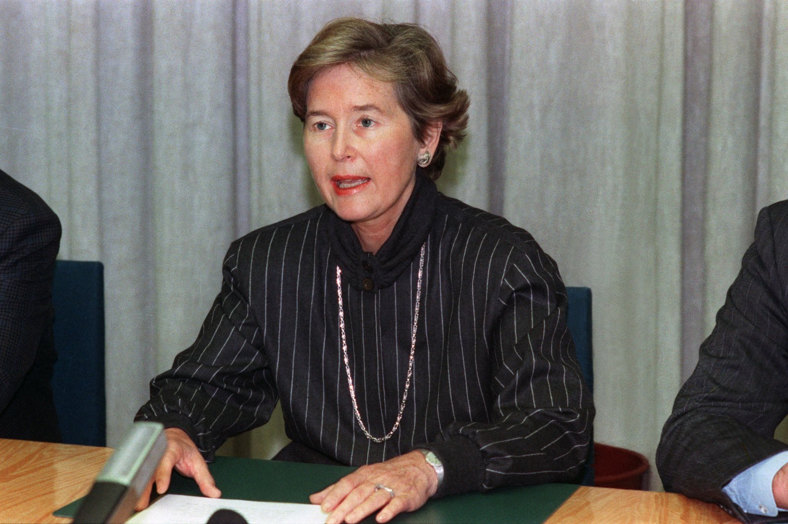 Bundesrätin Elisabeth Kopp erklärt vor den Medien ihren Rücktritt, 12. Dezember 1988. Eigentlich hatte sie nur zu lange geschwiegen.