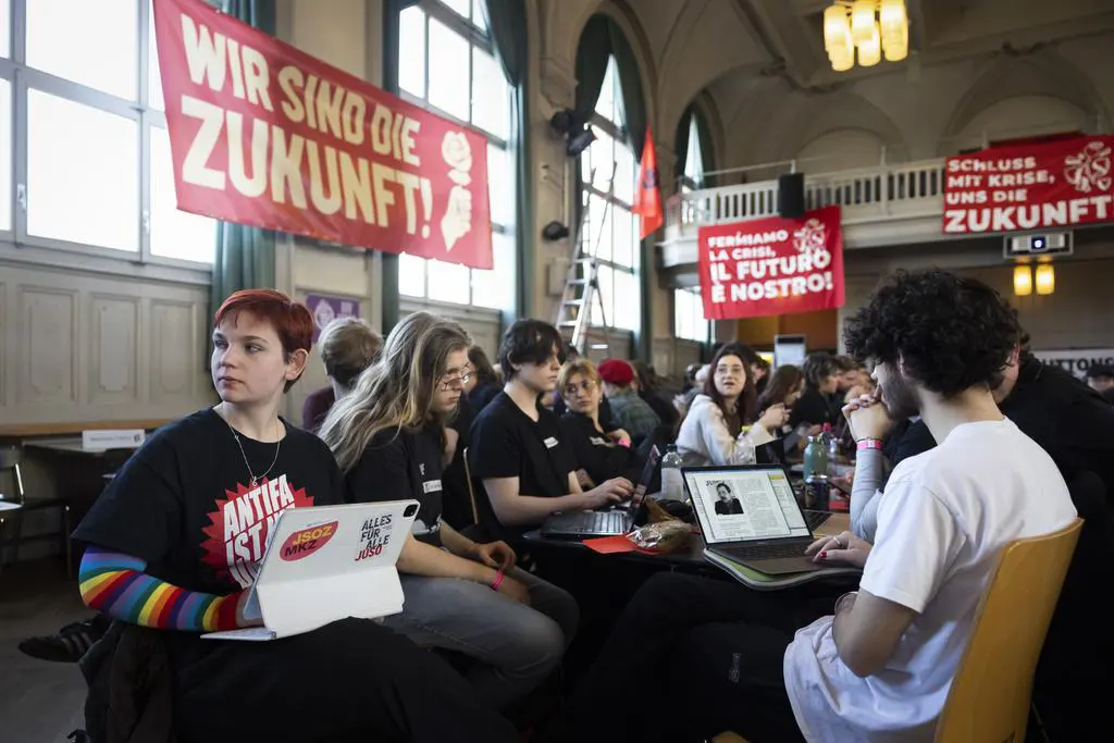 Juso-Mitglieder an der Jahresversammlung in Bern (Bild: Keystone)