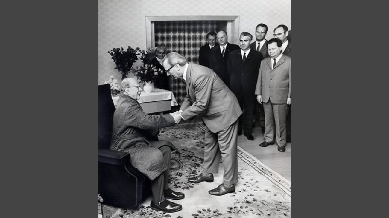 Walter Ulbricht, 1971, kurz nach seinem Rücktritt. Honecker zu Besuch. Bild: Eigene Montage / Screenshot Twitter