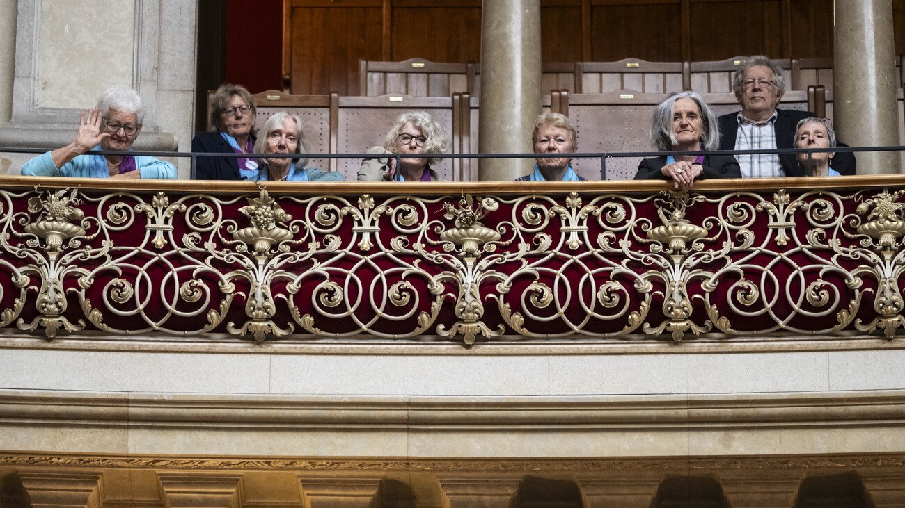 Vergeblich nach Bern gereist: Trotz Klimaseniorinnen auf der Tribüne verabschiedet der Nationalrat eine EGMR-kritische Erklärung. Bild: Keystone