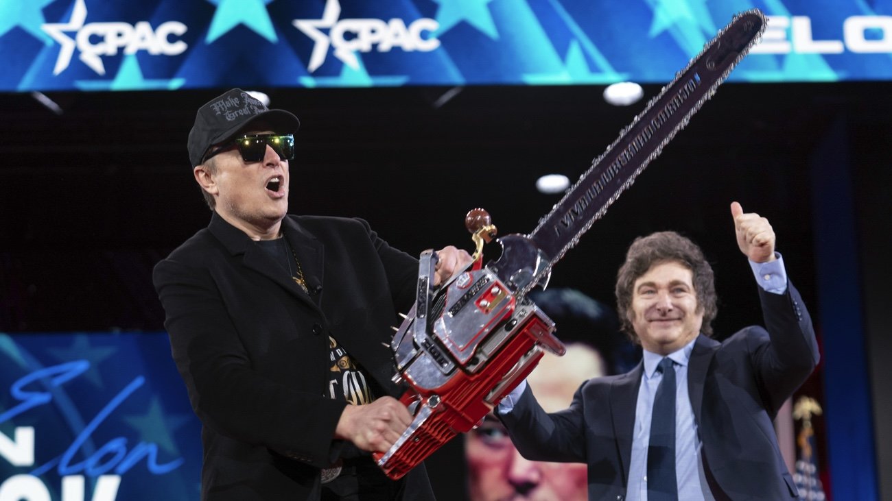 Elon Musk hält eine Kettensäge, die er vom argentinischen Präsidenten Javier Milei (rechts) bei einer Konferenz der Konservativen (CPAC) am Donnerstag, den 20. Februar 2025 erhalten hat. Bild: Keystone