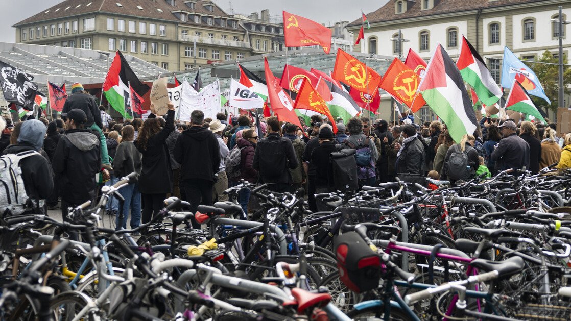 Die vereinte Islamolinke schwingt in Bern Sowjet-, Klimastreik-, Gewerkschafts- und Palästinafahnen. Bild: Keystone