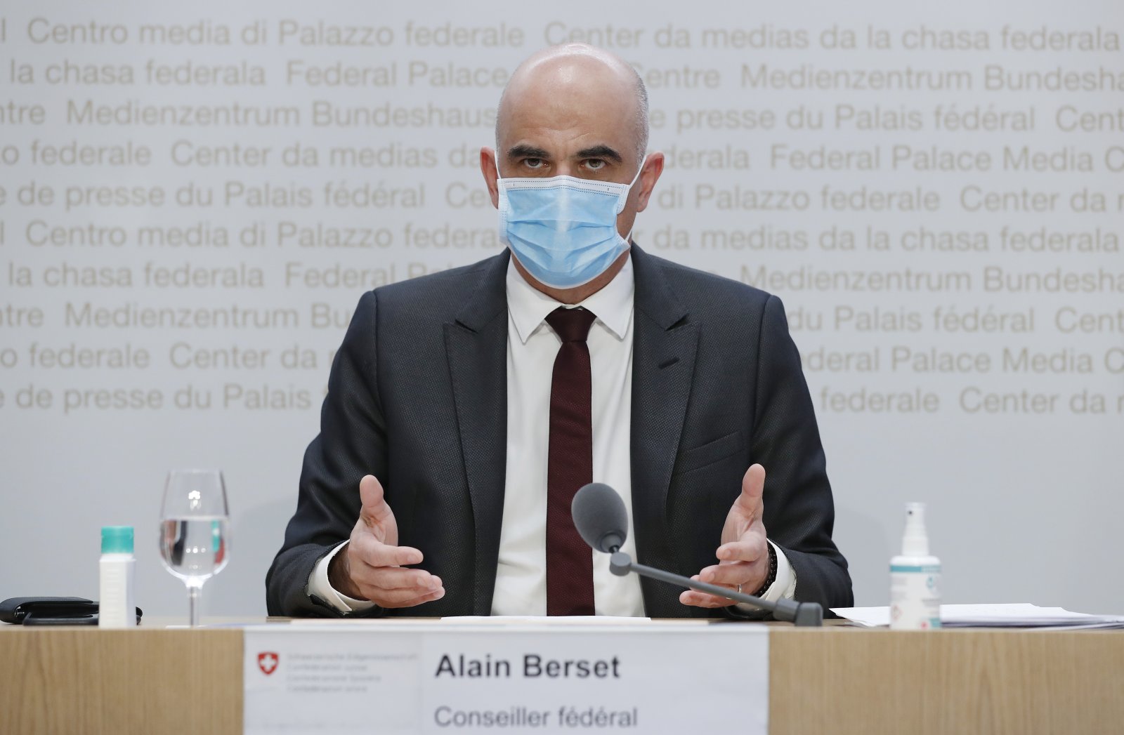 Alles im Griff. Alain Berset vor den Medien. Bild: Ruben Sprich