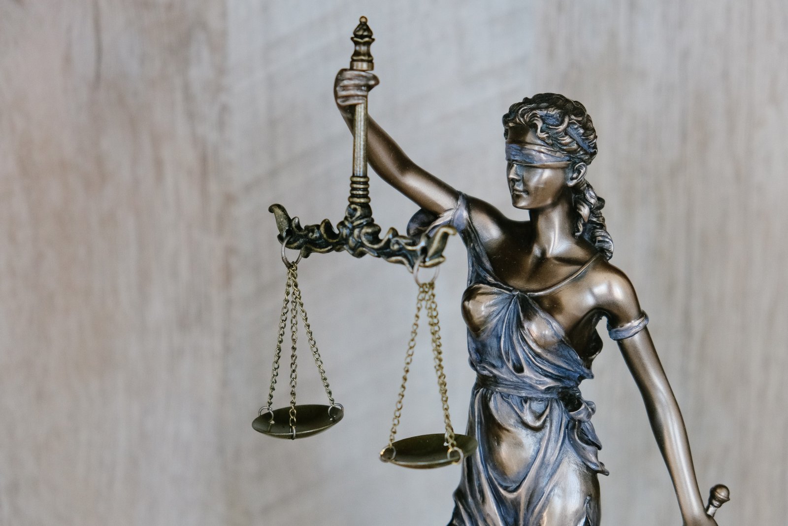 Justitia - Symbol der Gerechtigkeit. Als Frau aus Fleisch und Blut würde sie wenig von der Sexualstrafrechtsrevision profitieren. (Foto: Unsplash)