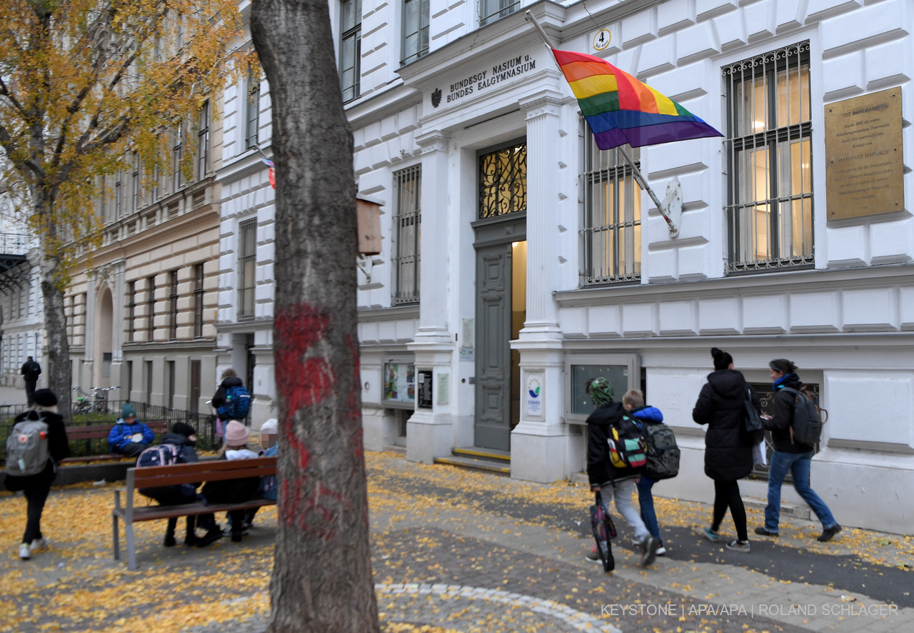 Regenbogenfahne als klarer Standpunkt: Gymnasien ticken links (hier eines in Wien). Foto: Keystone