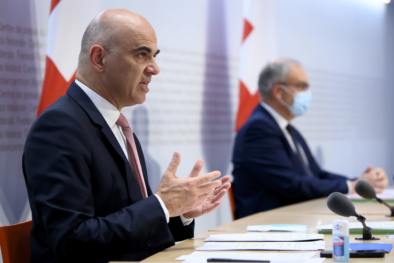 Selbst überrascht: Gesundheitsminister Berset zu den Massnahmen. Bild:Keystone-SDA