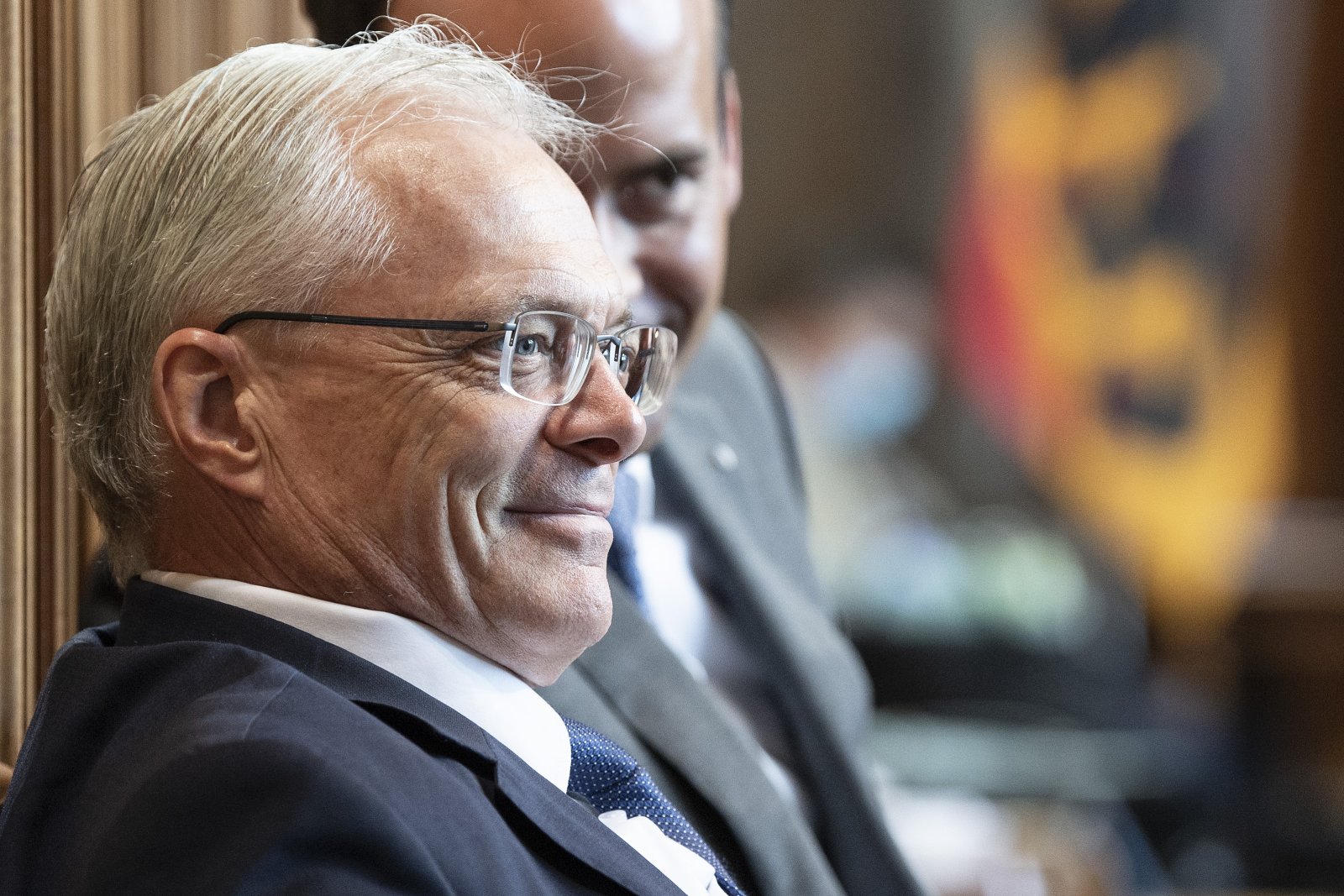 «Wenn es darauf ankommt, drücken sie immer die Taste, die das Geld bringt»: Ständerat Thomas Minder, unabhängig an allen Fronten. (Bild: Keystone SDA)
