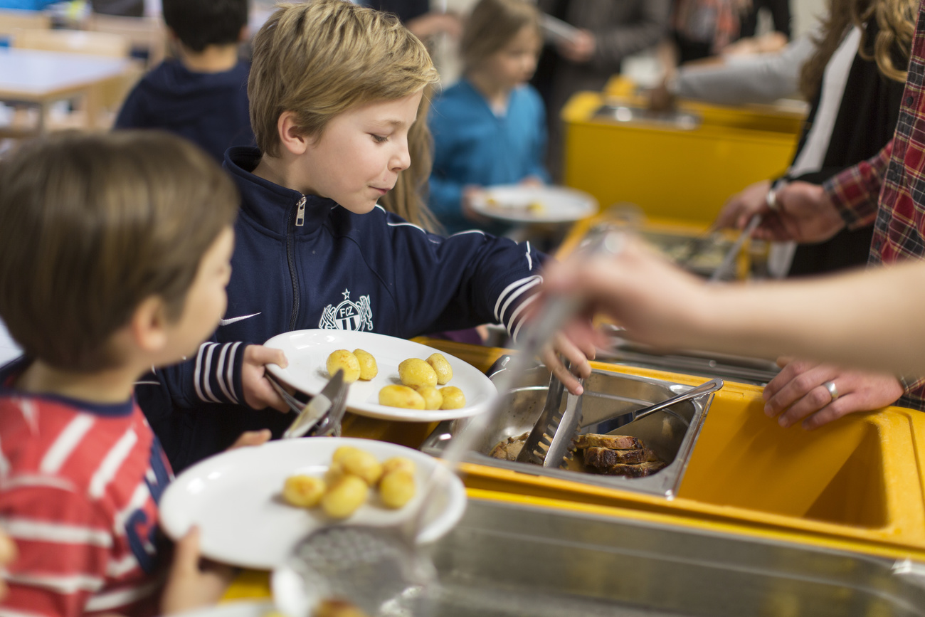 Essensausgabe nach gemäss Bieler Planwirtschaft. (Symbolbild: Keystone)