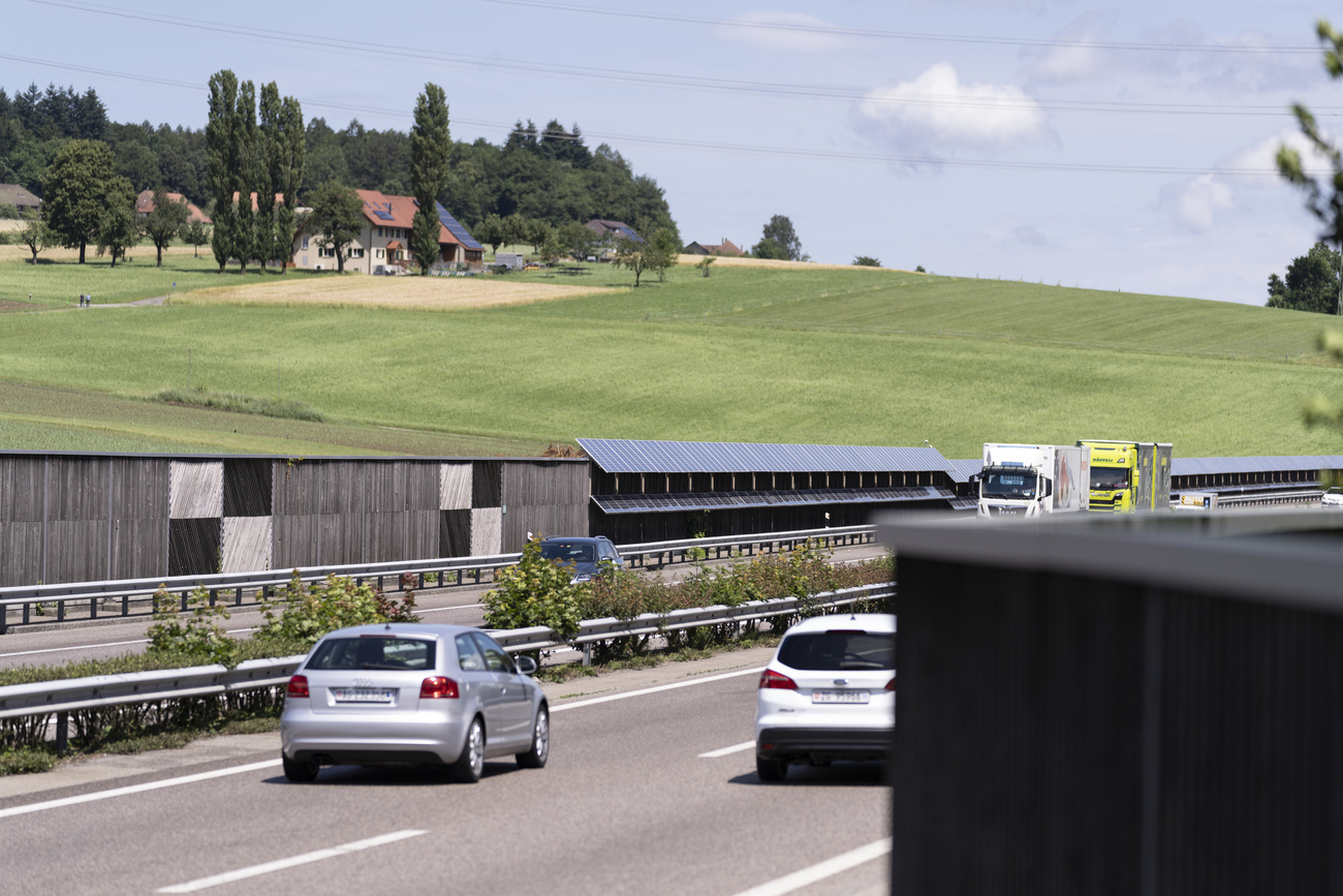 Enormes Potenzial? Solarpanels entlang Autobahnen bei Safenwil AG. Bild: Keystone