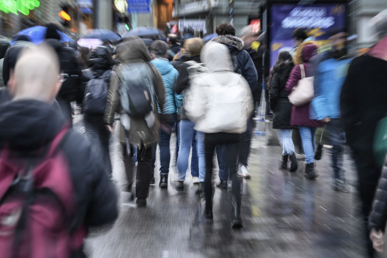 Während die Zuwanderung in die Schweiz weiterhin auf Rekordniveau verharrt, steigt hierzulande die Erwerbslosigkeit – und viele Zugewanderte finden ausgerechnet in denjenigen Branchen eine Anstellung, in denen es die meisten Arbeitslosen gibt. Bild: Keystone