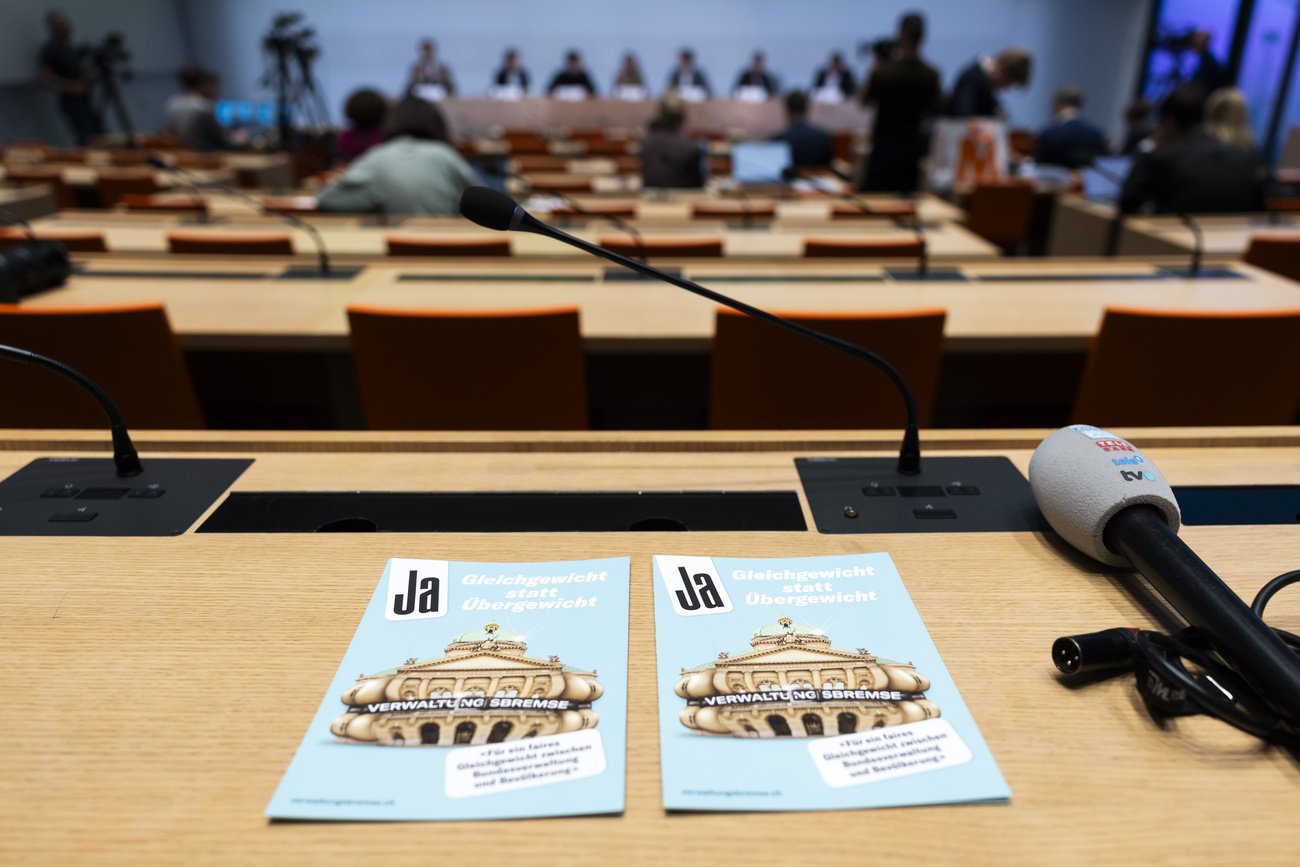 Das Wachstum der Personalausgaben der Verwaltung soll an das Wachstum der Medianlöhne in der Schweiz gekoppelt werden, verlangt die «Initiative für eine Verwaltungsbremse» der Jungfreisinnigen. Bild: Keystone