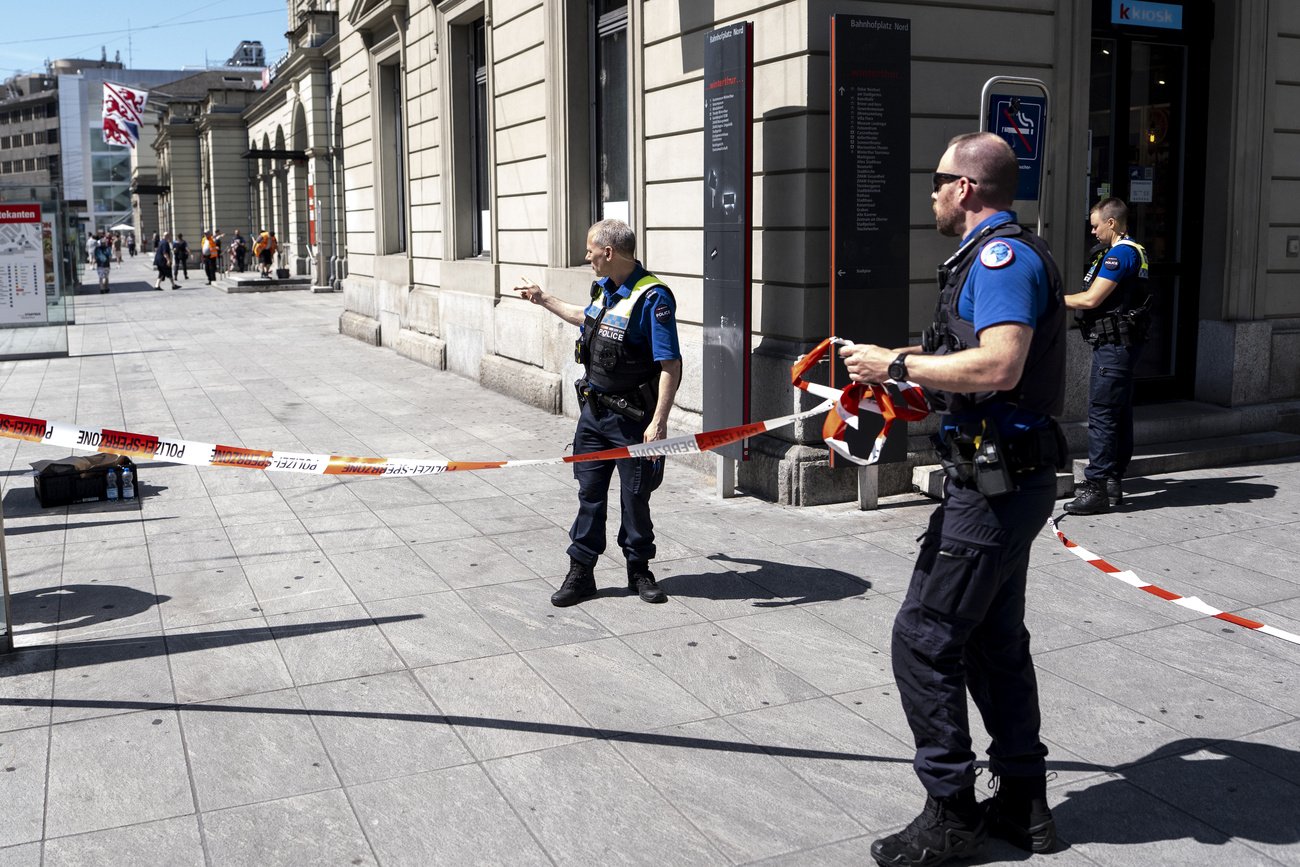 Polizei sperrt Winterthurer Bahnhof ab. 