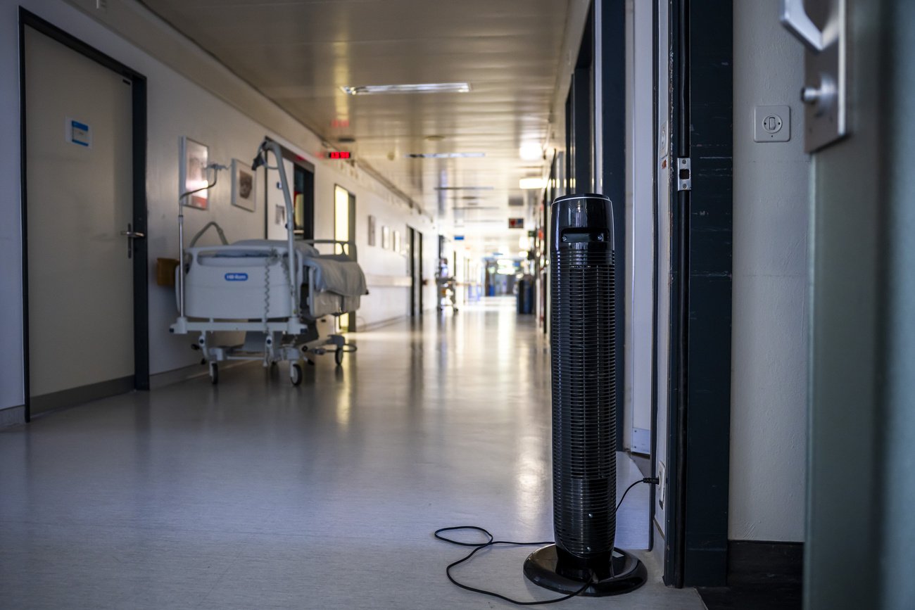 Im Sommer müssen Patienten in Schweizer Spitälern mit Ventilatoren, Eispackungen, Sprayflaschen, Fuss- und Handbädern oder «Aromatherapien» gekühlt werden. Bild: Keystone