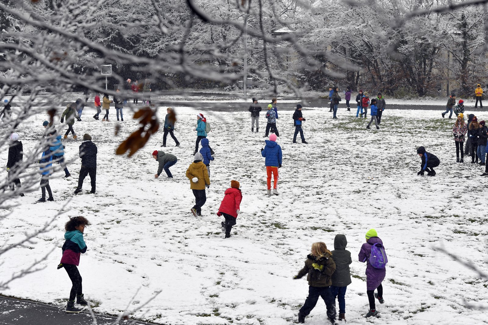 Freude am ersten Schnee in Zürich. Mehr als ein Drittel der Schweizer Kinder leidet laut Unicef trotzdem an psychischen Problemen. Bild: Key