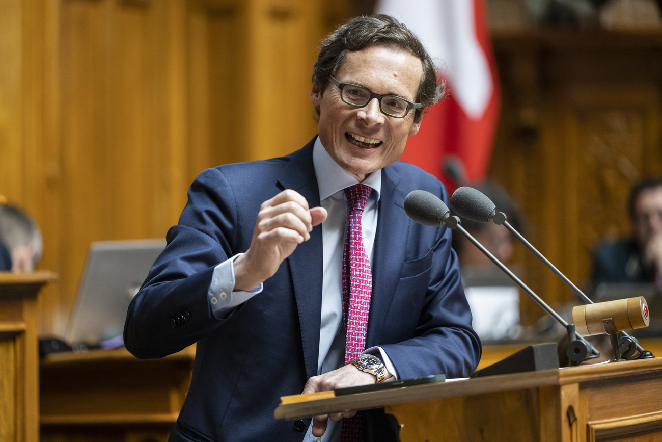 Asylbewerber nur noch per Flugzeug, Helikopter oder Fallschirm: SVP-Nationalrat Roger Köppel. Bild: Keystone