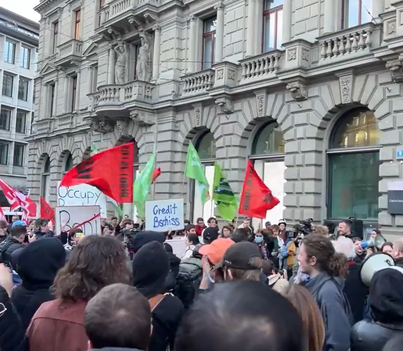 «Credit Bschiss»: Demo gegen die Übernahme und die Boni-Politik der Bankmanager auf dem Paradeplatz vor dem Hauptsitz der CS. Bild: Screenshot «CH Media Video Unit»