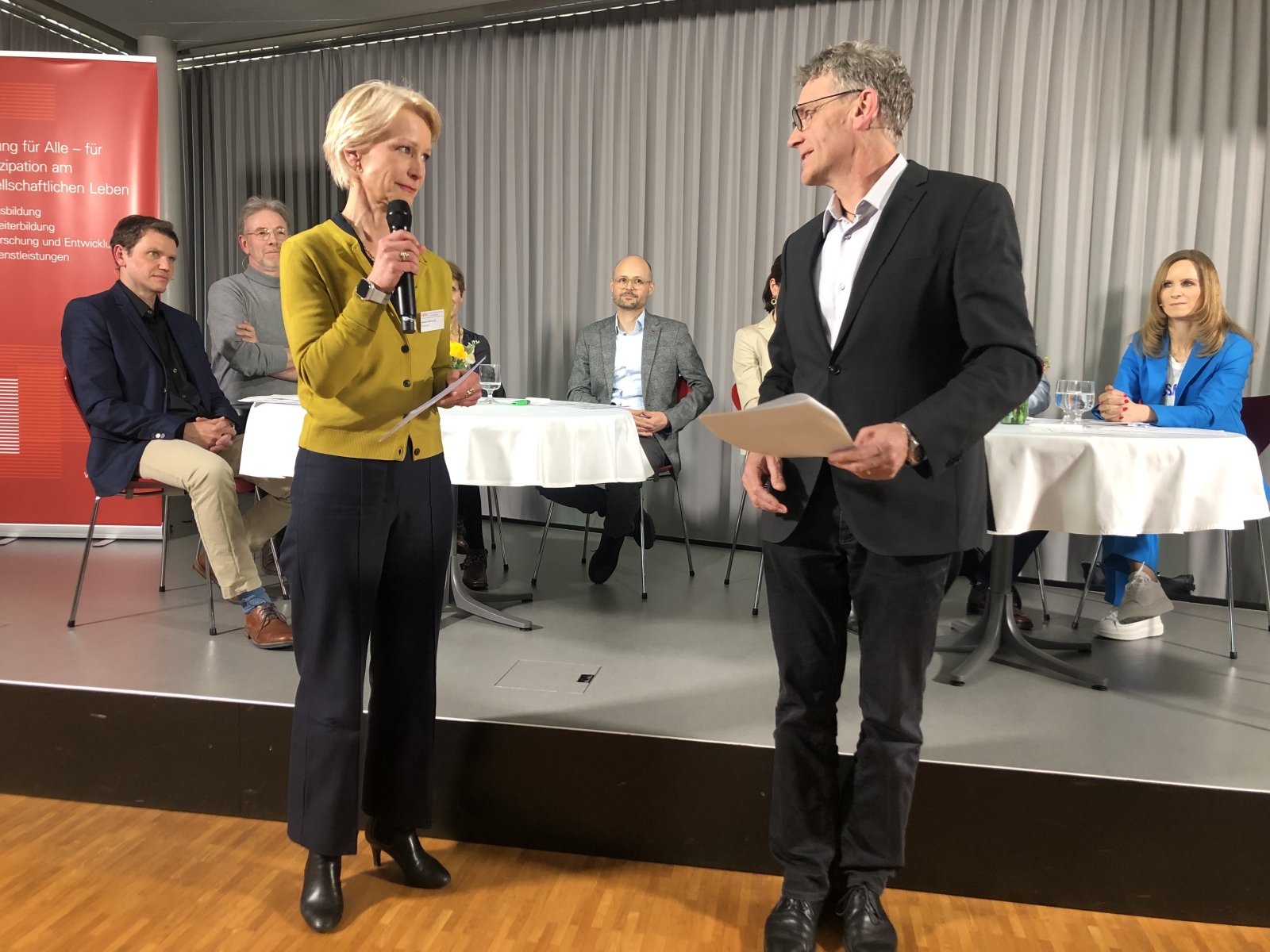 Klares Nein zur Kleinklasse: HfH-Rektorin Barbara Fäh im Gespräch mit Steff Aellig, Wissenschaftskommunikator bei der HfH. Bild: D. Wahl