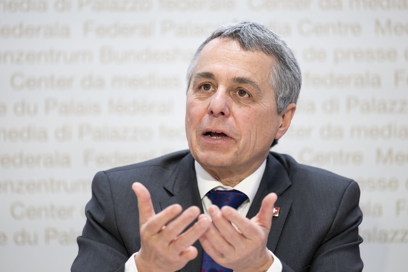 Bundesrat Ignazio Cassis erklärt vor den Medien, wieso es kein obligatorisches Referendum braucht. Bild: Keystone