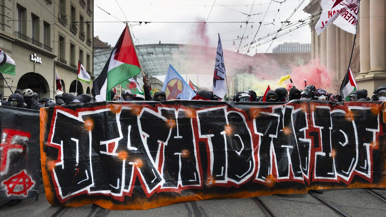 Die unbewilligte Kundgebung wurde von einer Gruppe angeführt, die der israelischen Armee den Tod wünscht. Bild: Keystone