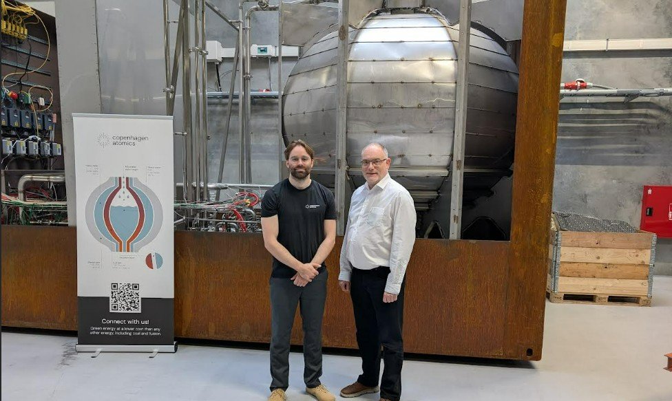 Einmaliges Experiment für Europa: Aslak Stubsgaard von Copenhagen Atomics (links) und Marco Streit vom Paul-Scherrer-Institut vor einem Prototypen des Flüssigsalzreaktors. Bild: Copenhagen Atomics