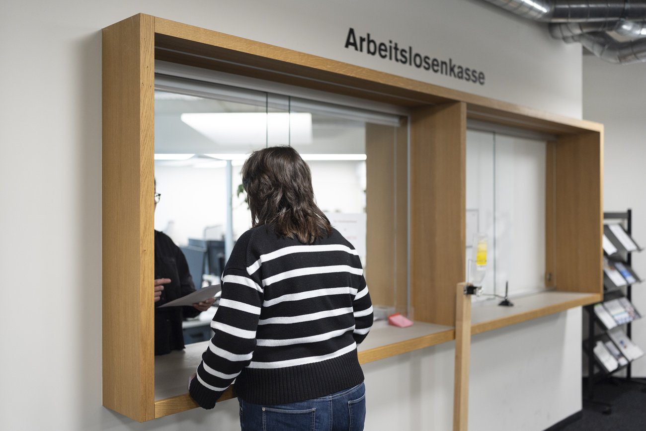 Die Arbeitslosenkassen sind mit Zahlungen in Rückstand geraten.  Bild: Keystone