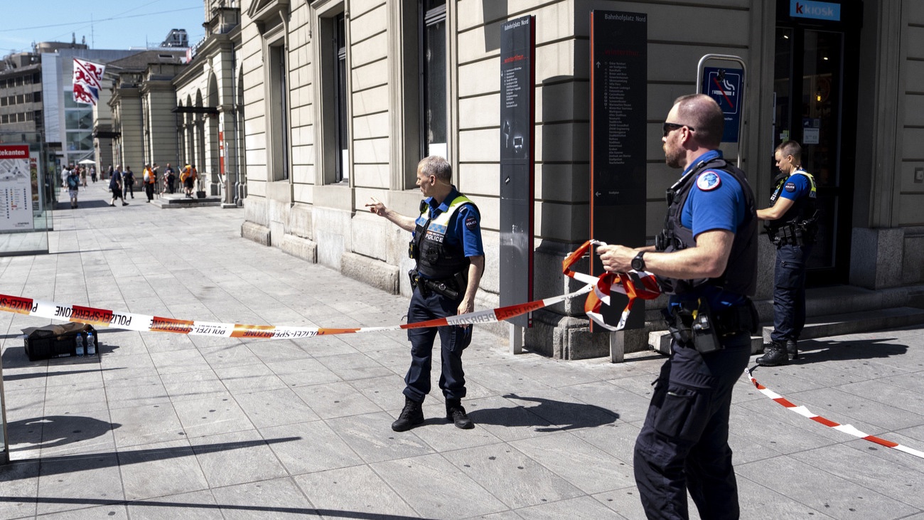 Polizisten entfernen ein Absperrband nachdem ein 31-jähriger mehrere Personen mit einer Stichwaffe am Bahnhof Winterthur angegriffen hat am Donnerstag. Bild: Keystone