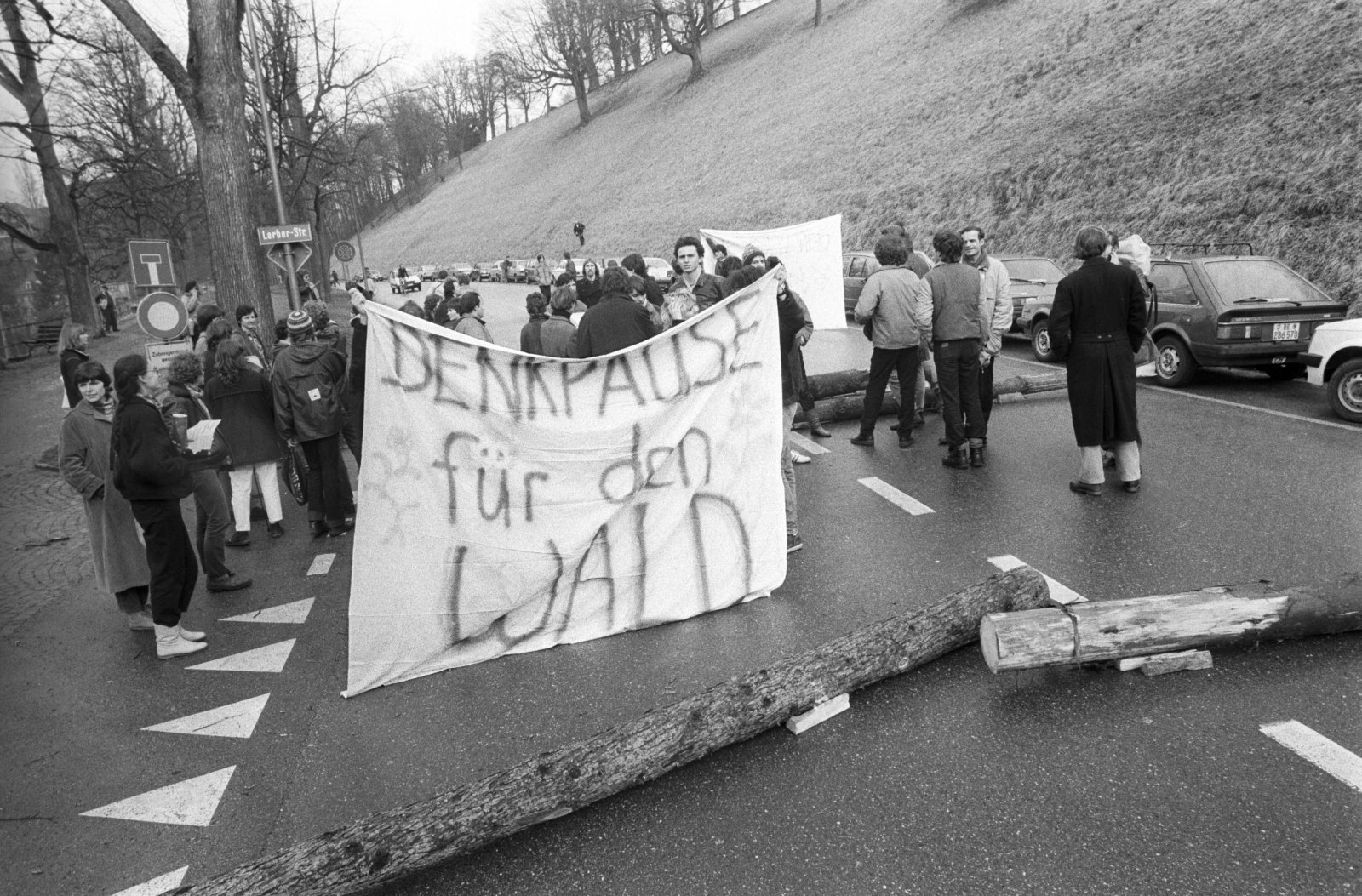 Ein Vorbild für die Klimaaktivisten von heute? Umweltschützer blockieren 1985 im Kampf gegen das Waldsterben vor der Sondersession in Bern eine Strasse. Bild: Keystone
