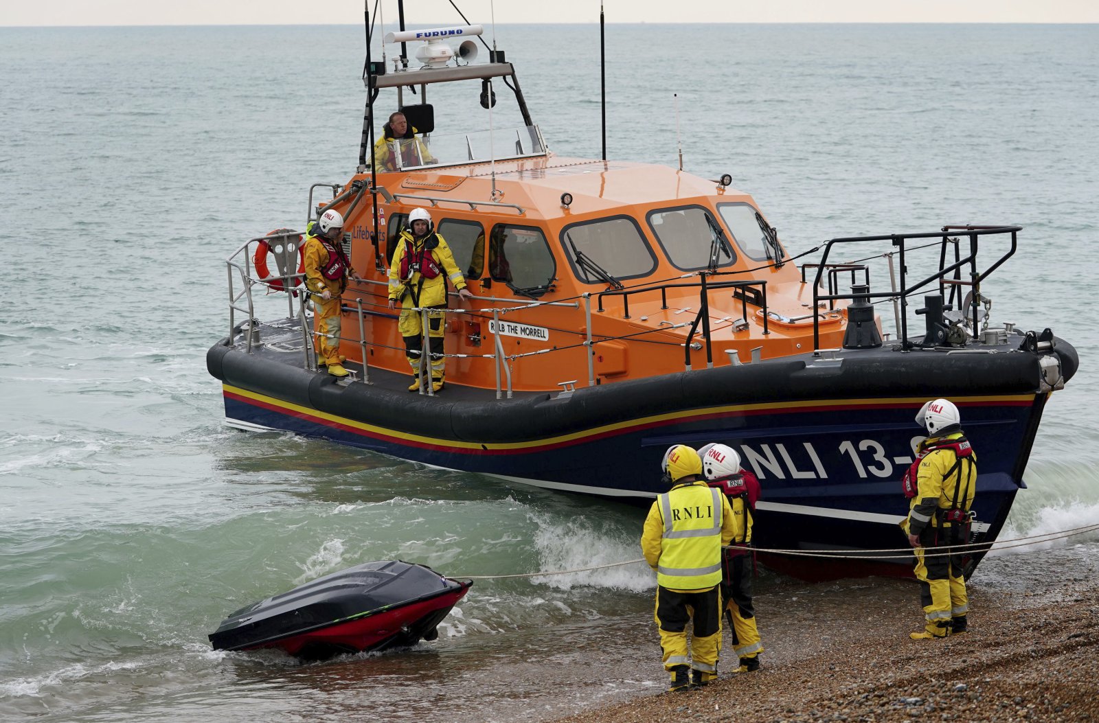 Rettungskräfte finden an der Küste von Kent (UK) ein Jetski, mit dem Migranten nach Grossbritannien gekommen sind. (Bild: Keystone)