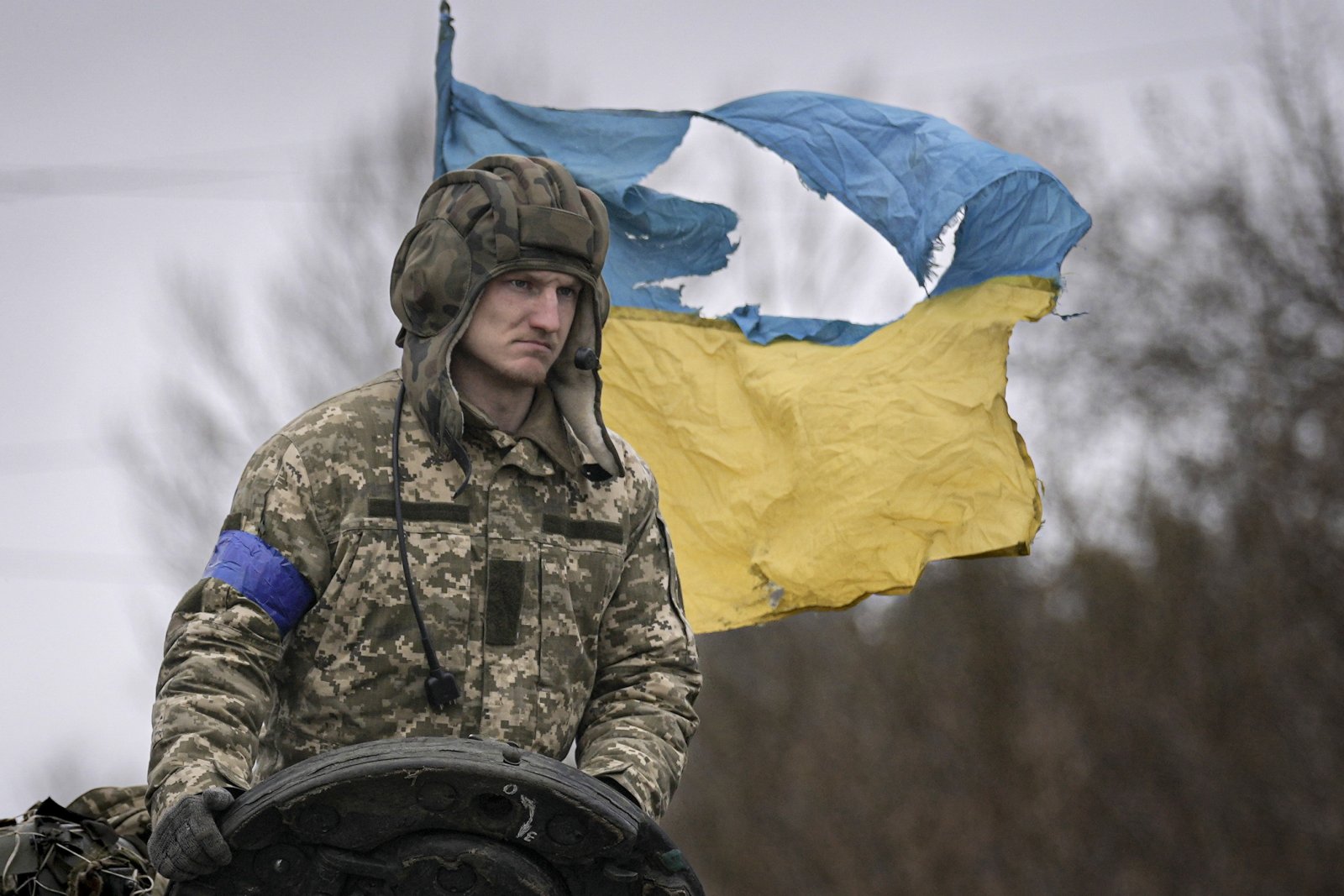Helden: Ein ukrainischer Panzersoldat ausserhalb von Kiew. Bild: Keystone-SDA