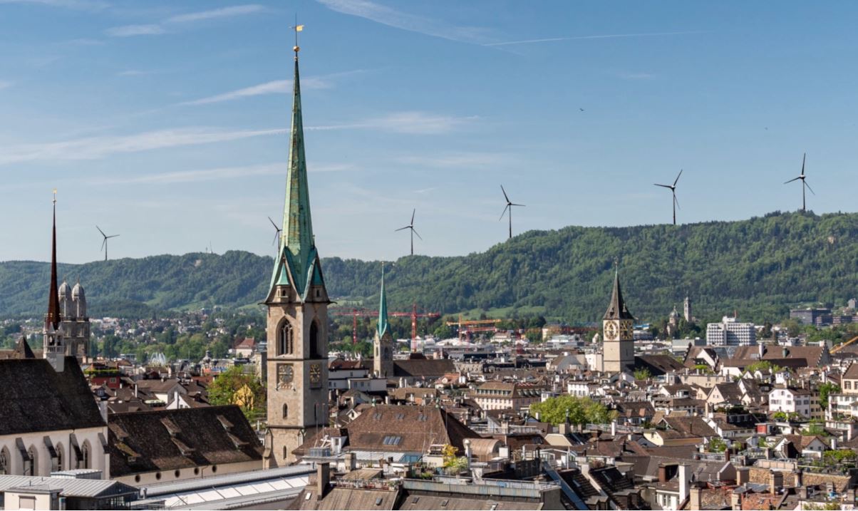 Die mit Windrädern bestückte Albiskette von der Polyterrasse der ETH aus gesehen. Visualisierungen: Verein FL-ZH
