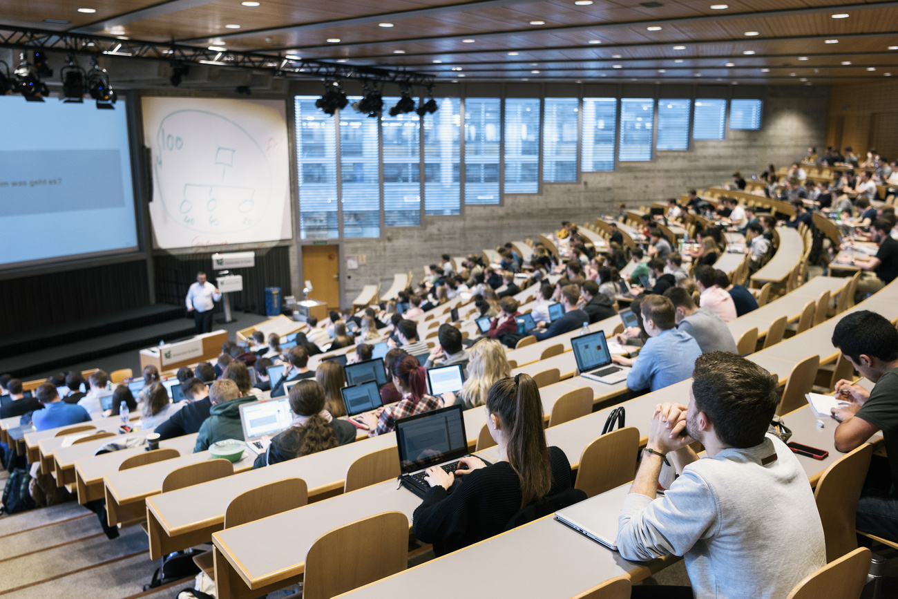 Und wer zahlt? Studenten an der Uni St. Gallen. Bild: Keystone-SDA