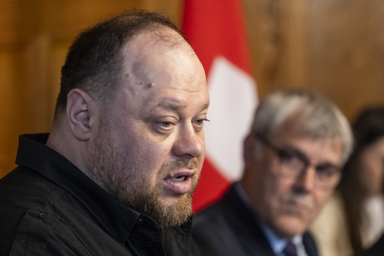 Der ukrainische Parlamentspräsident Ruslan Stefanchuk bei einer Medienkonferenz im Schweizer Parlamentsgebäude. Im Hintergrund: Nationalratspräsident Eric Nussbaumer (SP/BL). Bild: Keystone