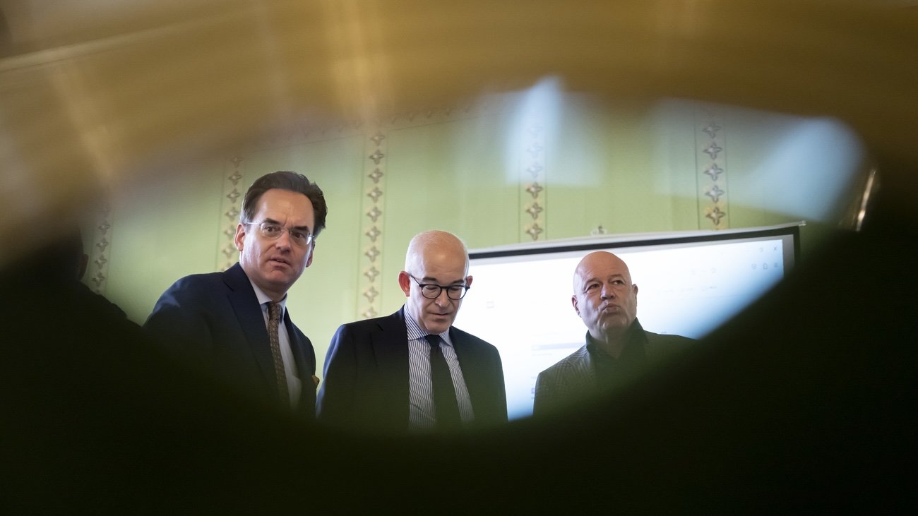 Olivier Feller, Nationalrat FDP, Gregor Rutz, Nationalrat SVP, und Fabio Regazzi, Präsident des Schweizerischen Gewerbeverbands sgv und Mitte-Ständerat, reagieren nach den Hochrechnungen der Abstimmungen am Sonntag, 24. November 2024.