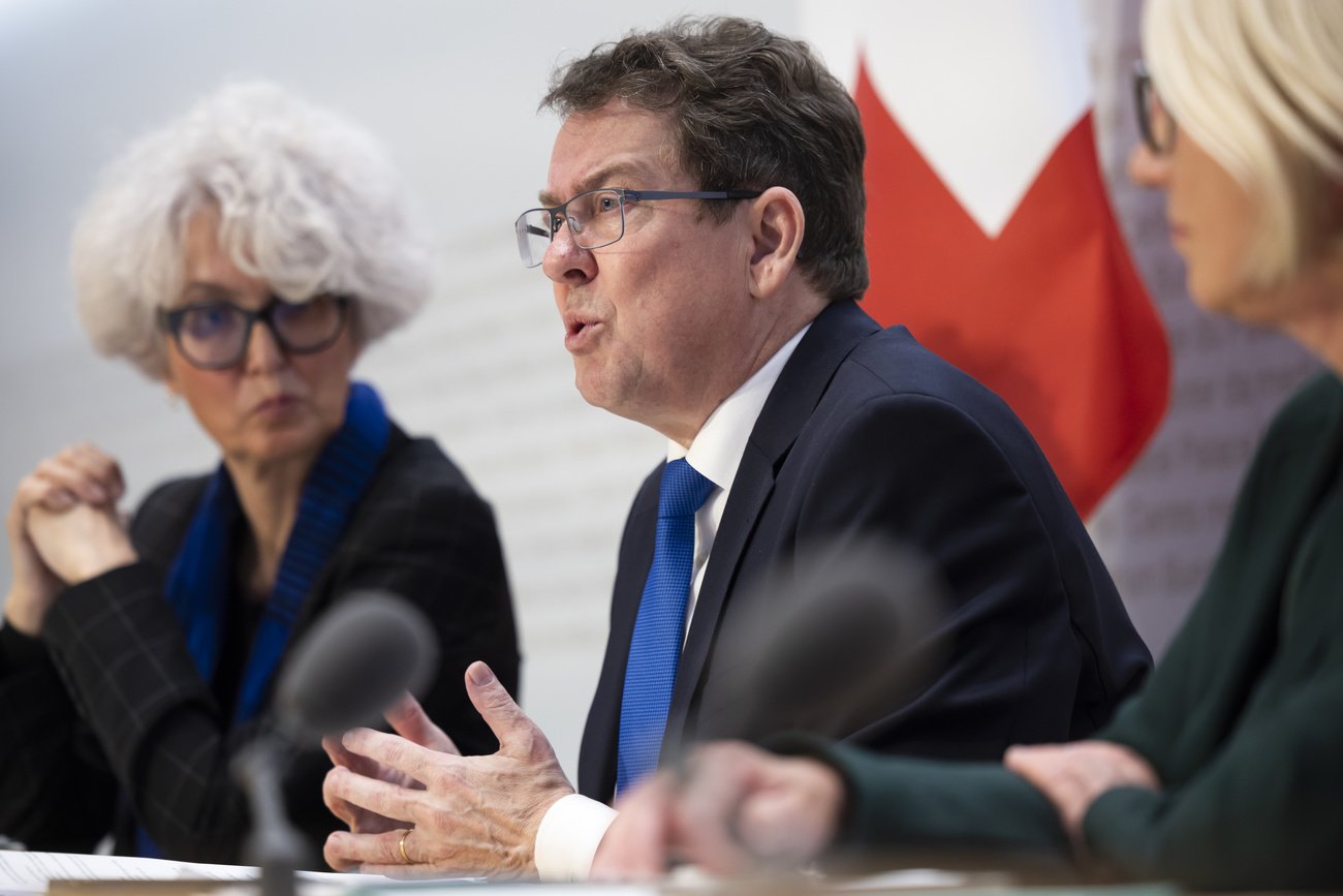 Albert Rösti erklärt den Unterschied zwischen herkömmlichen und neuen Züchtungsmethoden. Bild: Keystone