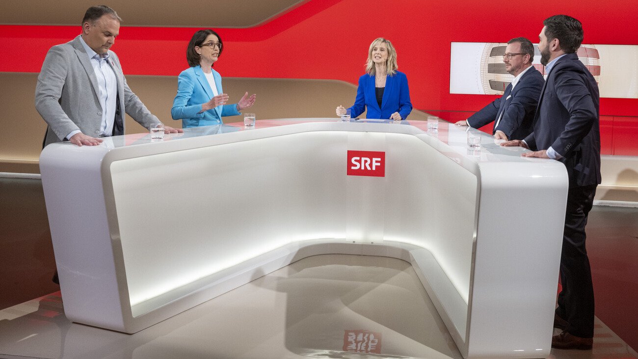 Wenn sich Marcel Dettling (SVP), Susanne Vincenz-Stauffacher (FDP) und Philipp Matthias Bregy (Mitte) gegenseitig bekämpfen, freut das Cédric Wermuth (SP). Bild: Keystone
