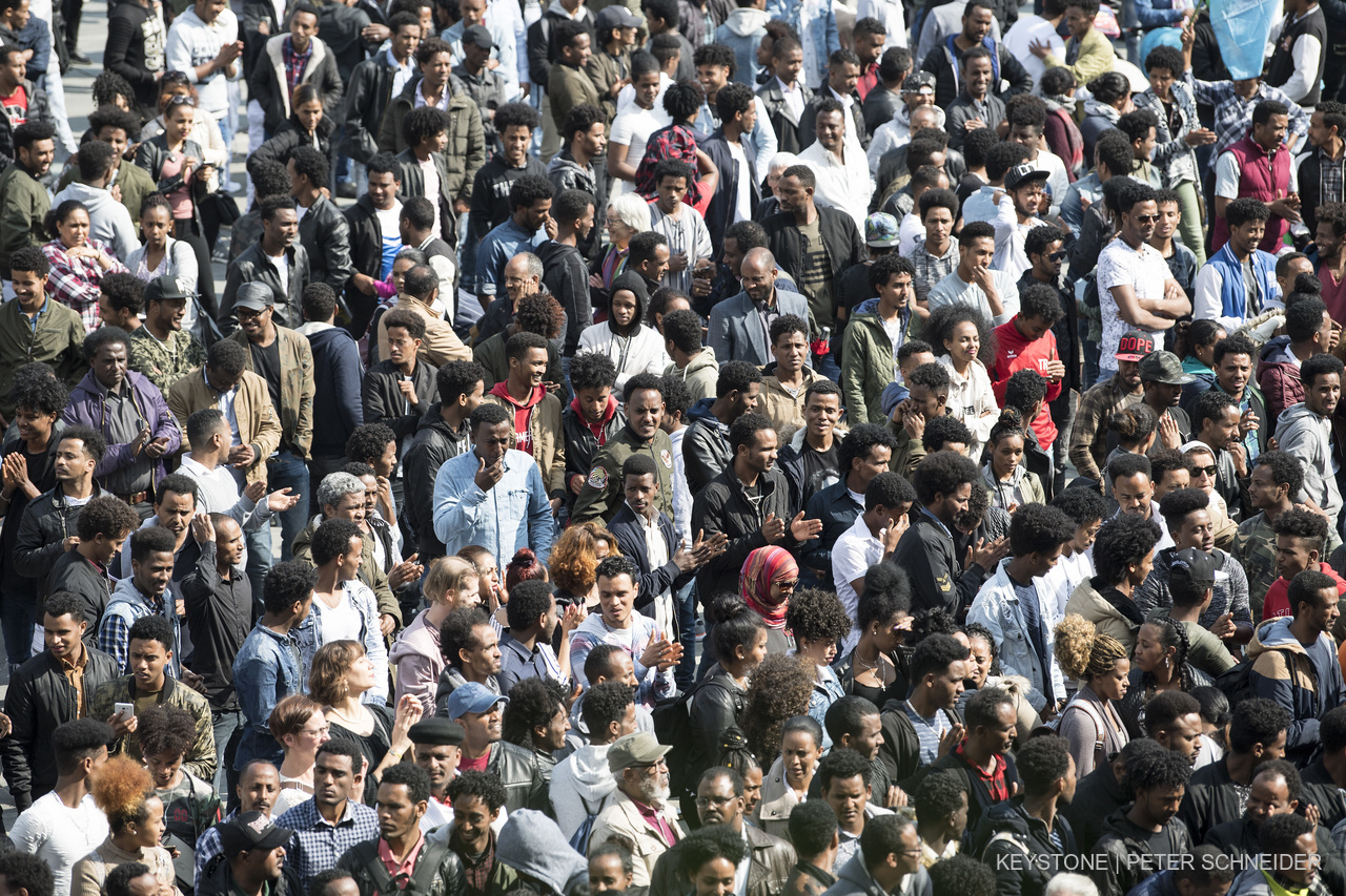 Eritreische Flüchtlinge demonstrieren und reichen eine Petition für eine humanere Flüchtlingspolitik ein, am Freitag, 18. Mai 2018, in Bern. In der Schweiz weisen sie eine der höchsten Sozialhilfequoten auf. (KEYSTONE/Peter Schneider)