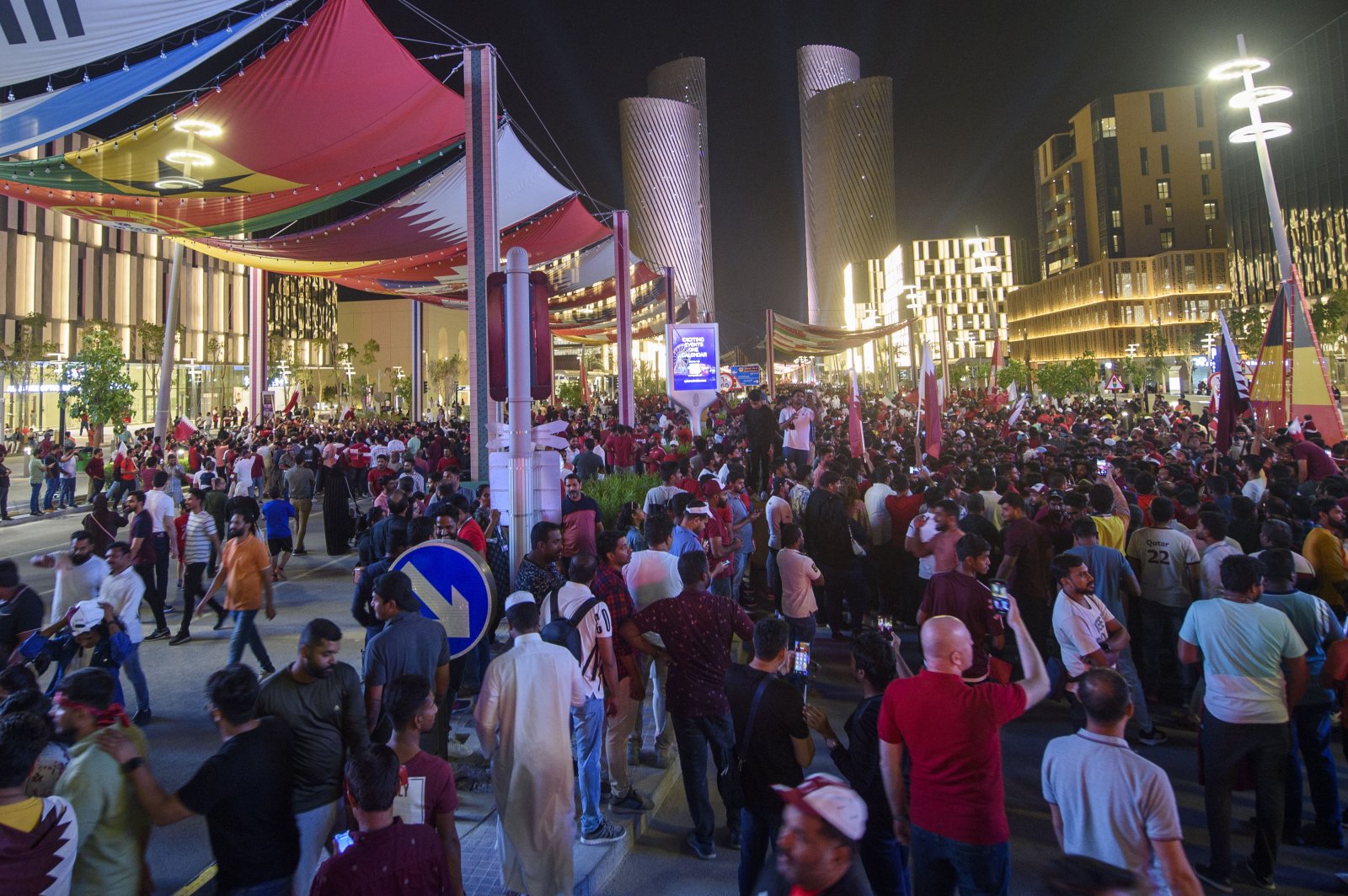 Fussballfans auf dem Lusail Boulevard in Doha, Katar (November 2022). Bild: Keystone