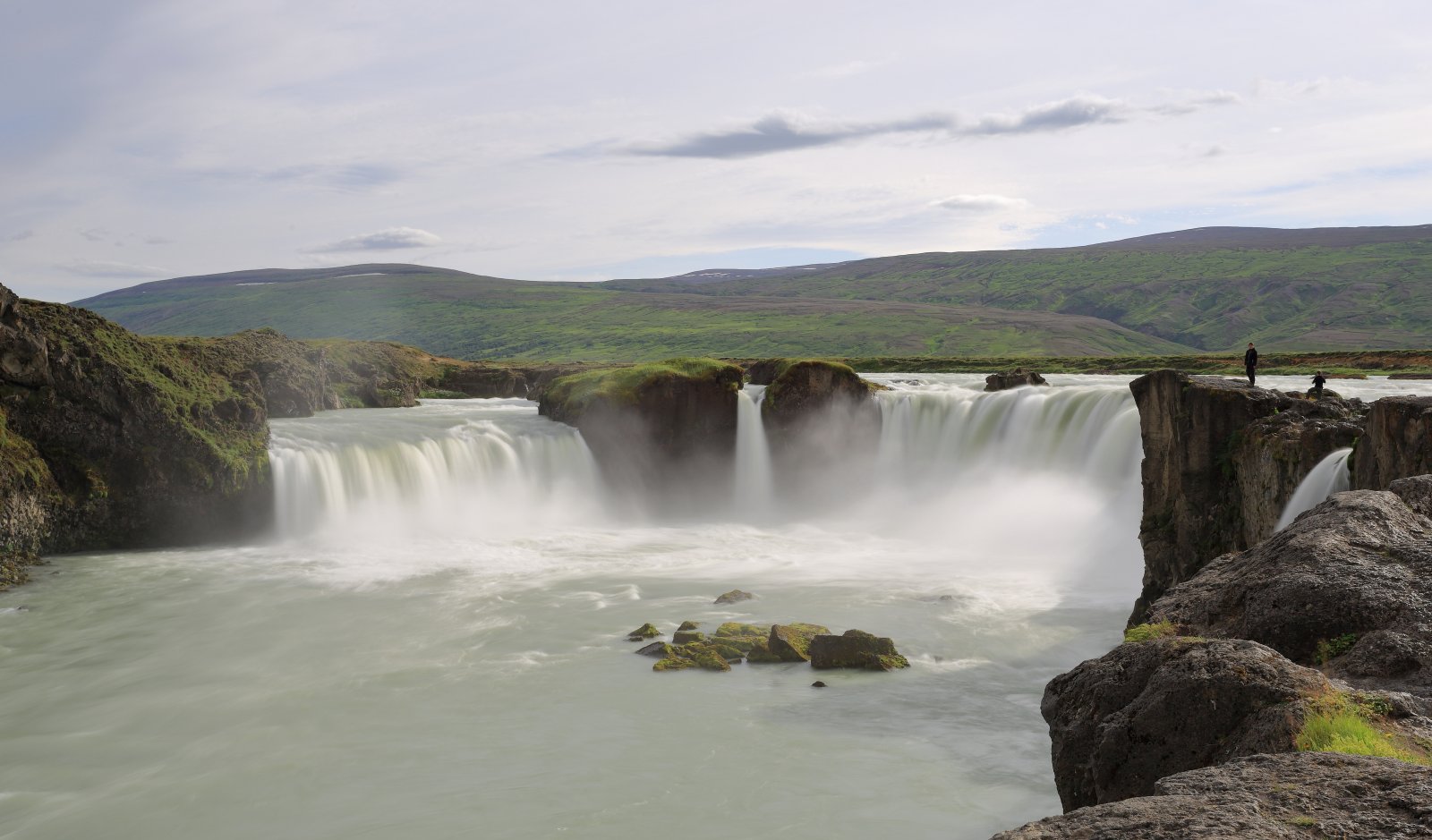Godafoss in Nord-Island. Seinen Namen erhielt der Wasserfall von dem Goden Porgeir, der sich im Jahre 1000 zum Christentum bekannte. (Bild: Wikimedia Commons)