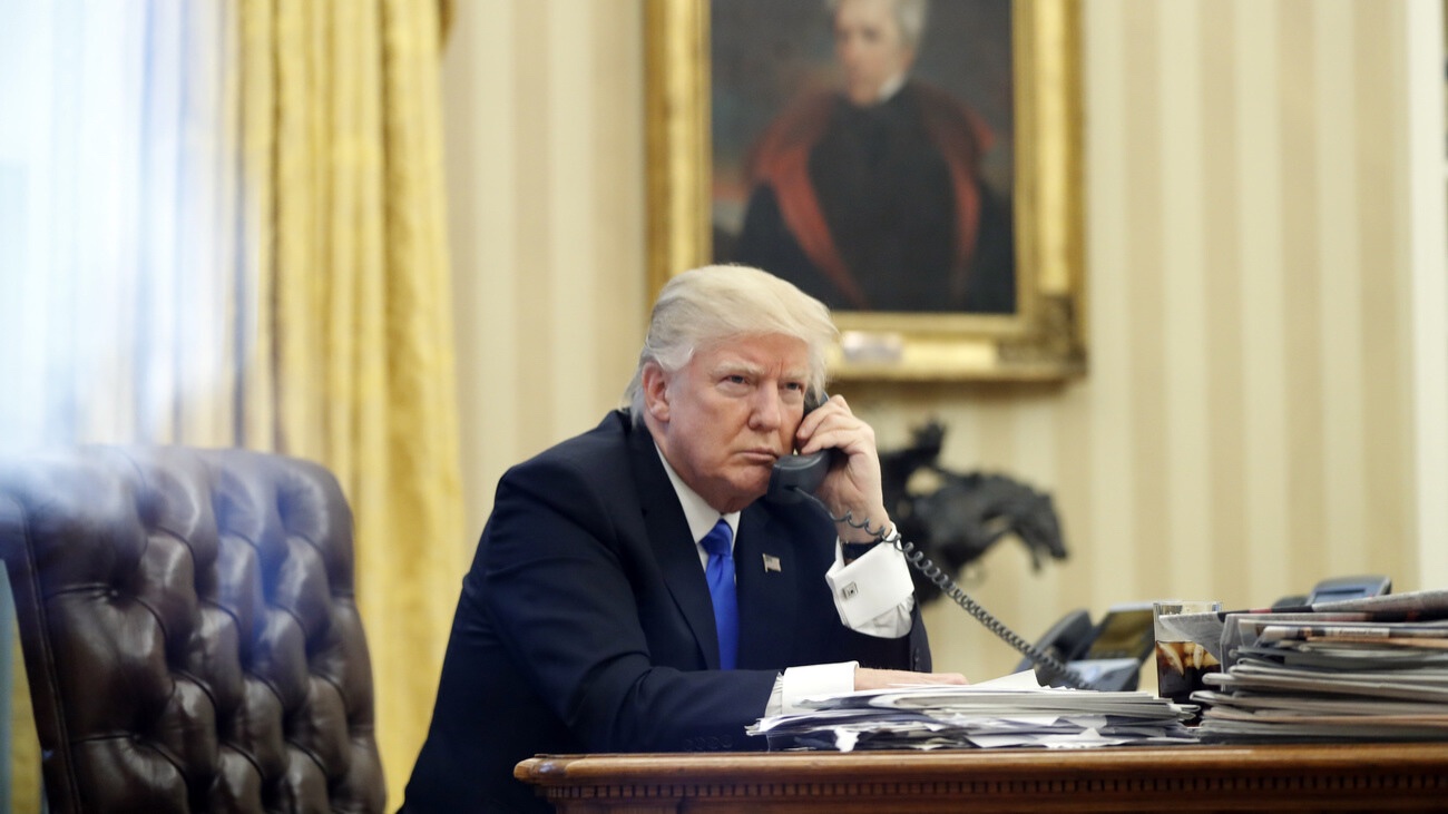 Donald Trump am Telefon. Ein zweiter Anruf unserer Bundespräsidentin wäre angezeigt. Bild: Keystone