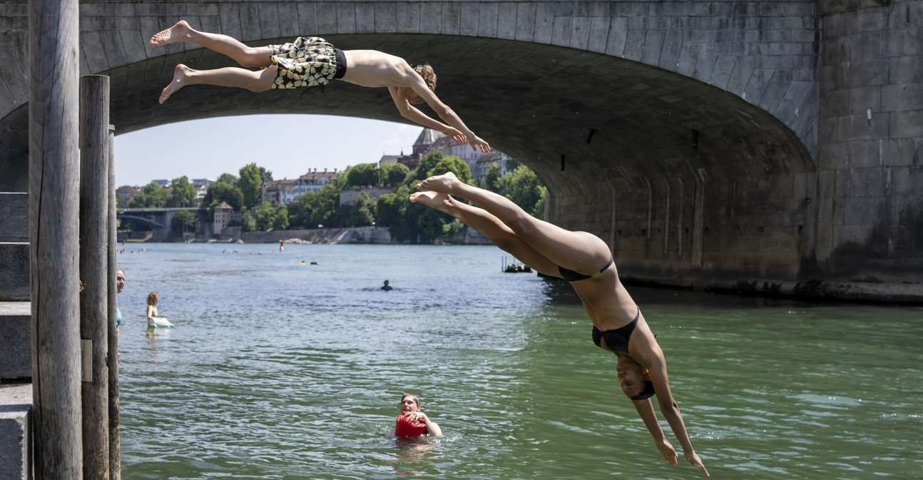 Angepasstes Verhalten nützt gegen die Auswirkungen von Hitze: Badeplausch im Rhein in Basel, Juni 2026. Bild: Keystone