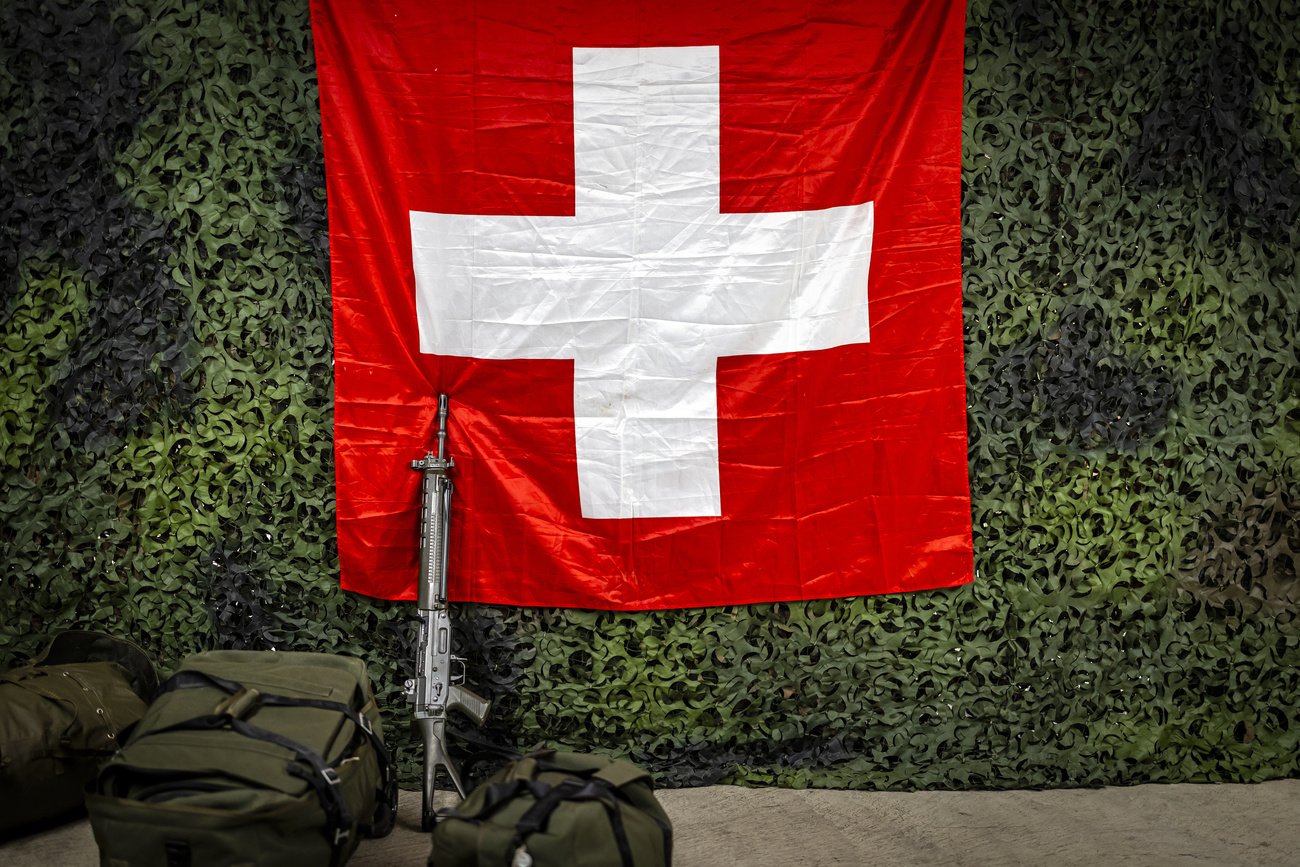 Schweizer Fahne und Sturmgewehr
